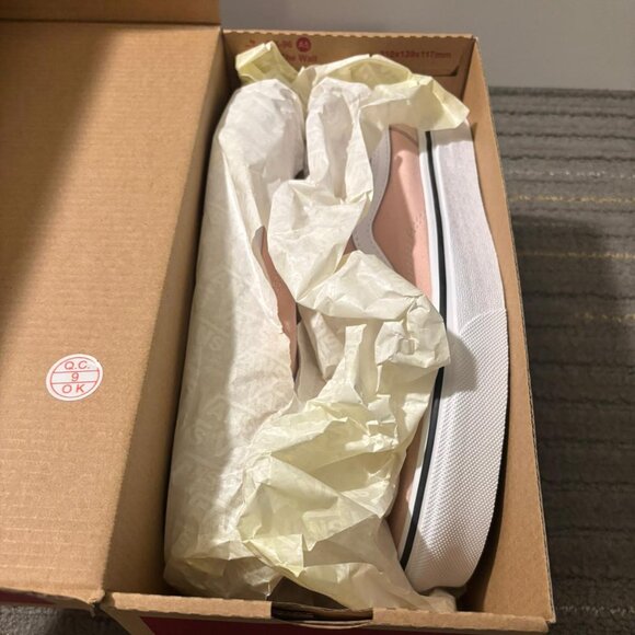 Brand New Women Vans Old Skool sneakers size 8.5 - Picture 1 of 8